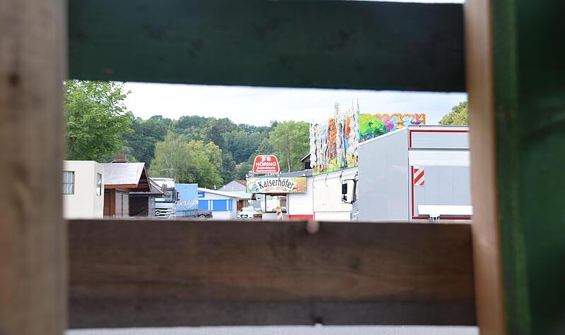 Bei einem Blick durch den noch ger&uuml;startigen Torbogen am Eingang der Hofwiese zeichnet sich ein erstes Bild vom Angebot, das die Besucher beim Kronacher Freischie&szlig;en erwarten wird.