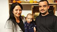 Nadine, Melina und Hansi Arnold Schneider aus Hallstadt sind seit circa sechs Wochen  in einem Krankenhaus in Essen. Hier muss das einjährige Mädchen wegen der Krebsdiagnose behandelt werden.