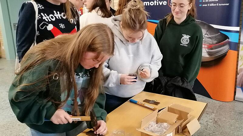 Neben dem Studium bietet auch das Handwerk vielen Jugendlichen eine Perspektive: Beim Karriere-Informationstag des EGM hatte die Handwerkskammer einen Stand aufgebaut, bei dem die Jugendlichen ihre Telefonnummer in einen Schlüsselanhänger einstanzen konnten.