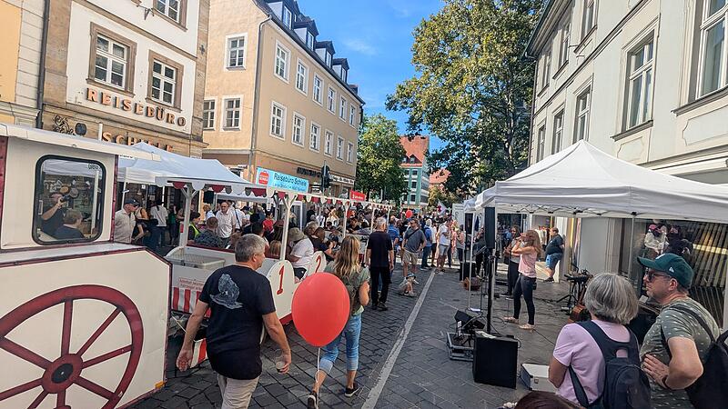 Die Eisenbahn f&auml;hrt durch die Stadt beim Lange-Stra&szlig;en-Fest 2025 in Bamberg