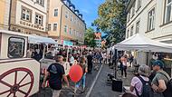Die Eisenbahn fährt durch die Stadt beim Lange-Straßen-Fest 2025 in Bamberg