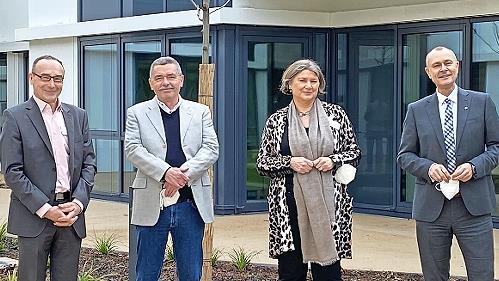 Im Innenhof der neuen Klinik, von links: Oberarzt Albert Summ, der Chefarzt Andreas Ahnert, die Pflegedienstleiterin Elke Braus und der Vorstand Matthias Keilen