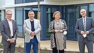 Im Innenhof der neuen Klinik, von links: Oberarzt Albert Summ, der Chefarzt Andreas Ahnert, die Pflegedienstleiterin Elke Braus und der Vorstand Matthias Keilen