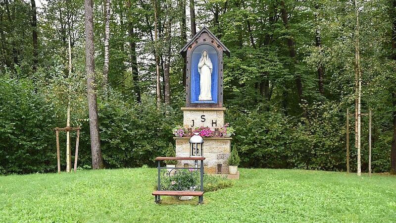Eine Marienstatue steht an der Stelle vor einem Birkenw&auml;ldchen, wo Maria den vier Kindern zuerst erschienen sein soll.Forchheim & Fr&auml;nkische Schweiz
