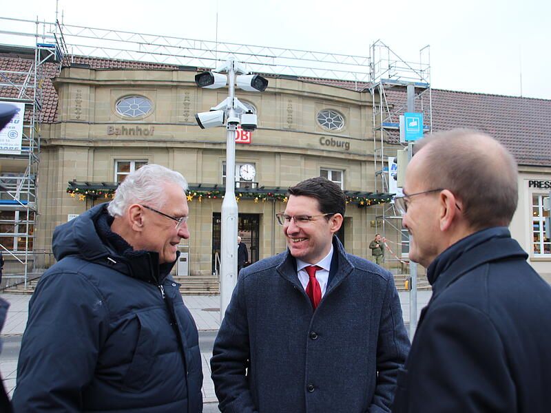 &bdquo;Wir haben gemeinsam an einem Strang gezogen&ldquo;: Bayerns Innenminister Joachim Herrmann (links) bedankte sich bei Oberb&uuml;rgermeister Dominik Sauerteig (Mitte) und Zweiter B&uuml;rgermeister Hans-Herbert Hartan, dass die Inbetriebnahme der Video&uuml;berwachung am Coburger Bahnhof auch von der Stadt Coburg unterst&uuml;tzt wurde.