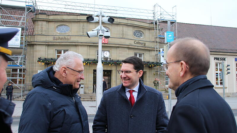 &bdquo;Wir haben gemeinsam an einem Strang gezogen&ldquo;: Bayerns Innenminister Joachim Herrmann (links) bedankte sich bei Oberb&uuml;rgermeister Dominik Sauerteig (Mitte) und Zweiter B&uuml;rgermeister Hans-Herbert Hartan, dass die Inbetriebnahme der Video&uuml;berwachung am Coburger Bahnhof auch von der Stadt Coburg unterst&uuml;tzt wurde.