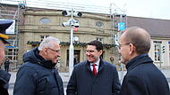 &bdquo;Wir haben gemeinsam an einem Strang gezogen&ldquo;: Bayerns Innenminister Joachim Herrmann (links) bedankte sich bei Oberb&uuml;rgermeister Dominik Sauerteig (Mitte) und Zweiter B&uuml;rgermeister Hans-Herbert Hartan, dass die Inbetriebnahme der Video&uuml;berwachung am Coburger Bahnhof auch von der Stadt Coburg unterst&uuml;tzt wurde.