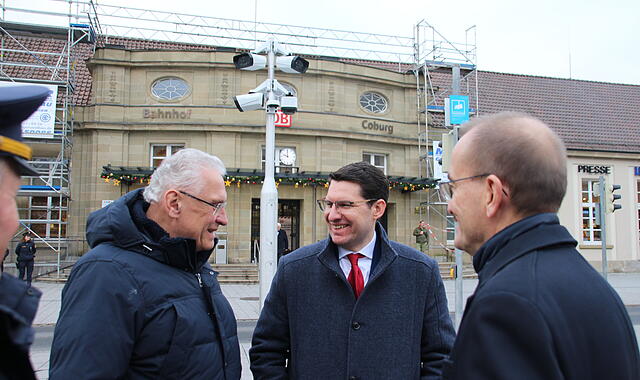 Videoüberwachung am Coburger Bahnhof geht in Betrieb „Wir haben gemeinsam an einem Strang gezogen“: Bayerns Innenminister Joachim Herrmann (links) bedankte sich bei Oberbürgermeister Dominik Sauerteig (Mitte) und Zweiter Bürgermeister Hans-Herbert Hartan, dass die Inbetriebnahme der Videoüberwachung am Coburger Bahnhof auch von der Stadt Coburg unterstützt wurde.