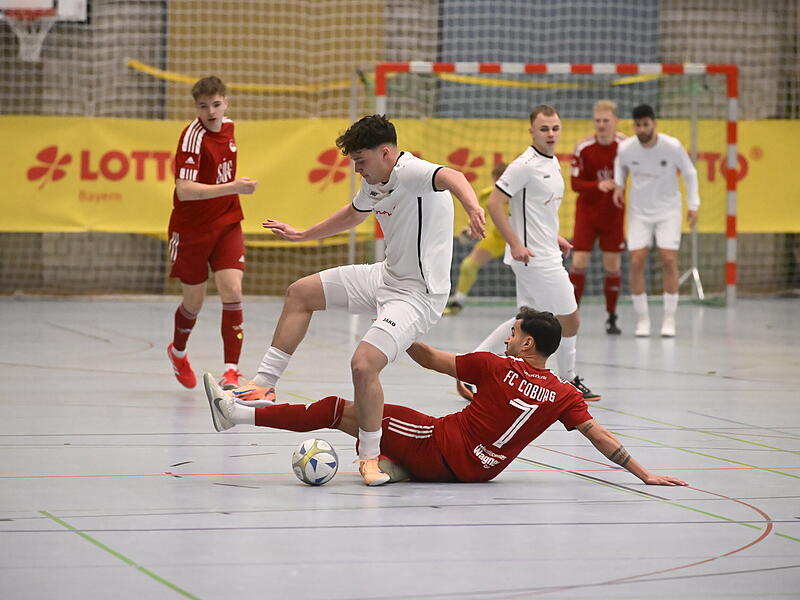 Intensiver Zweikampf beim Kreis-Finale: Ebersdorfs Florian Seiler gegen Coburgs Aykut Civelek. Intensiver Zweikampf beim Kreis-Finale: Ebersdorfs Florian Seiler gegen Coburgs Aykut Civelek.