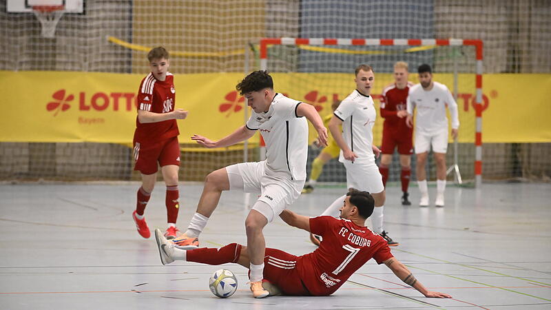 Intensiver Zweikampf beim Kreis-Finale: Ebersdorfs Florian Seiler gegen Coburgs Aykut Civelek.