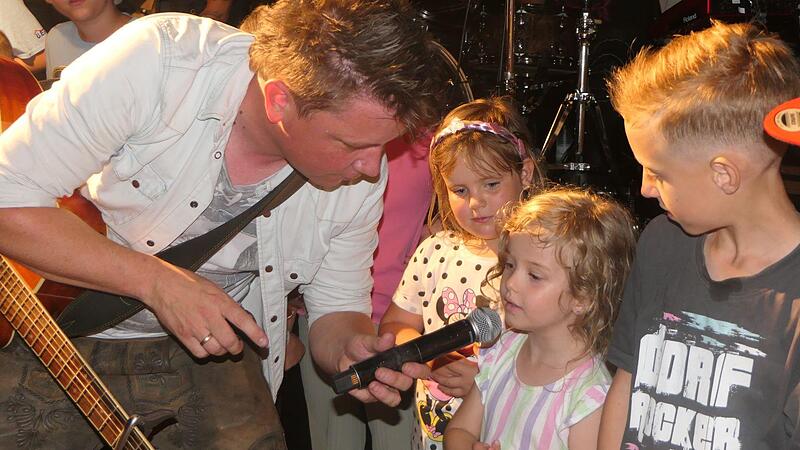 Auch diese junge Dame stand auf der B&uuml;hne und durfte zusammen mit den Dorfrockern singen.