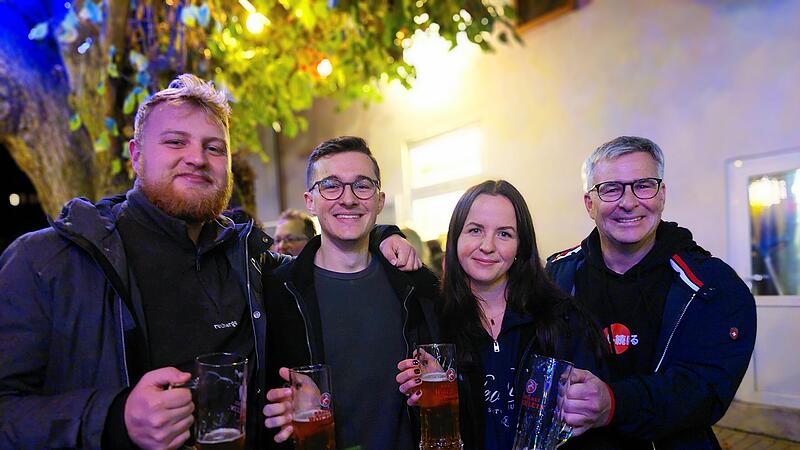 Theresa hat ihren Studienkollegen Florin (links) und ihren Freund Leon (2.v.l.) sowie dessen Vater Markus zum H&ouml;lzlein- Bockbieranstich nach Lohndorf mitgenommen.