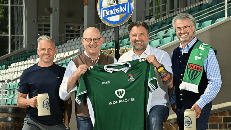 Besiegelten die neue Bierpartnerschaft: (von links) Steffen Reiser (Marketing & Vertrieb  FC Schweinfurt), M&ouml;nchshof-Vertriebschef Michael Dorner, Markus Wolf (Gesch&auml;ftsf&uuml;hrer FC Schweinfurt Fu&szlig;ball GmbH) und M&ouml;nchshof-Gastroleiter Michael Schmid.
