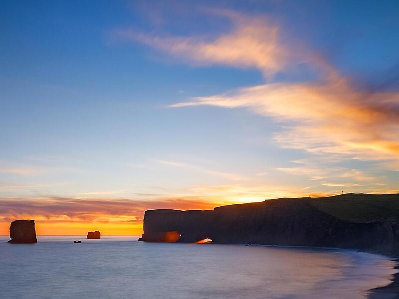 Sonnenuntergang an der Dyrh&oacute;laey (zu Deutsch &bdquo;T&uuml;rlochinsel&ldquo;), einer  115 Meter hoch aufragenden Halbinsel im S&uuml;den Islands.