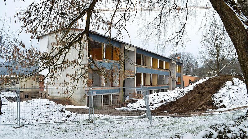 Die Grundschule Mönchröden ist zurzeit total entkernt und wird von Grund auf  saniert.