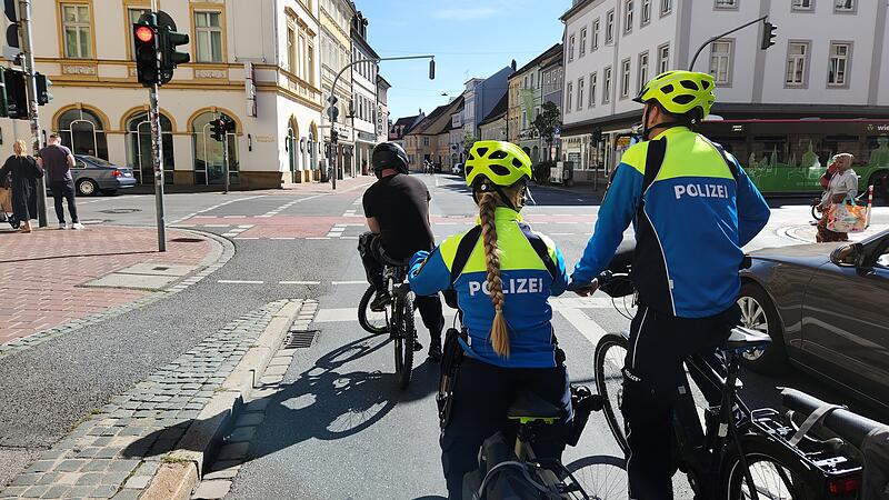 Die Fahrradstreife der Polizei Bamberg-Stadt im Einsatz in der Königstraße Die Fahrradstreife der Polizei Bamberg-Stadt im Einsatz in der Königstraße