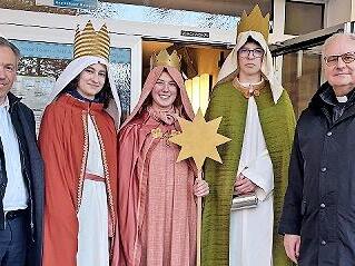 Die Sternsinger besuchten zum Abschluss ihrer Aktion das Landratsamt in H&ouml;chstadt.