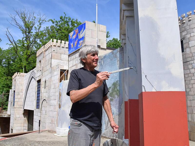 Etwa 95 Liter Farbe hat Bühnenmaler André Putzmann mit seiner Kollegin aufgebracht. Etwa 95 Liter Farbe hat Bühnenmaler André Putzmann mit seiner Kollegin aufgebracht.