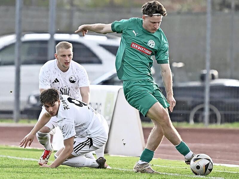 Ein Neudrossenfelder entwischt den Gegnern an der Seitenlinie, die Coburger Sven Wieczorek und Norik H&ouml;hn schauen hinterher.