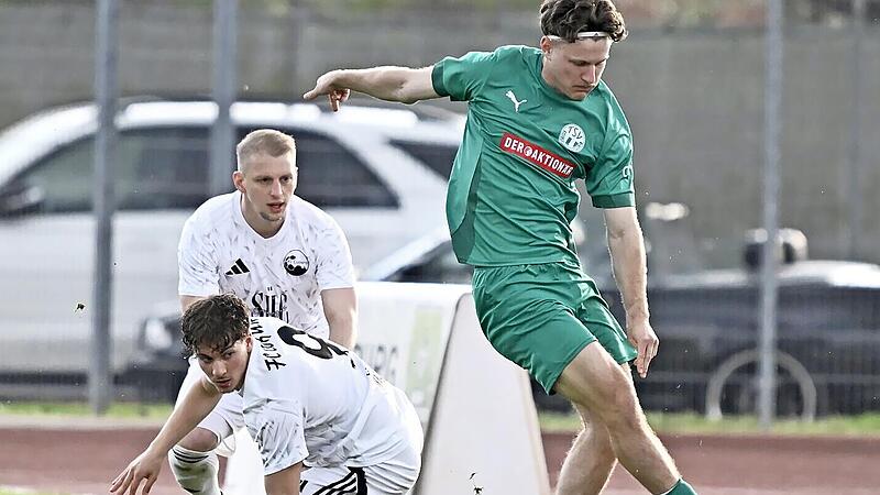 Ein Neudrossenfelder entwischt den Gegnern an der Seitenlinie, die Coburger Sven Wieczorek und Norik H&ouml;hn schauen hinterher.