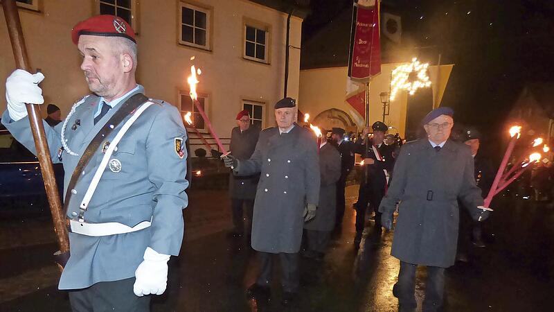 Angeführt wurde die Prozession von der Soldaten- und Reservistenkameradschaft Wichsenstein, gefolgt von der Feuerwehr Wichsenstein und den Wannbacher Dorfmusikanten. Angeführt wurde die Prozession von der Soldaten- und Reservistenkameradschaft Wichsenstein, gefolgt von der Feuerwehr Wichsenstein und den Wannbacher Dorfmusikanten.