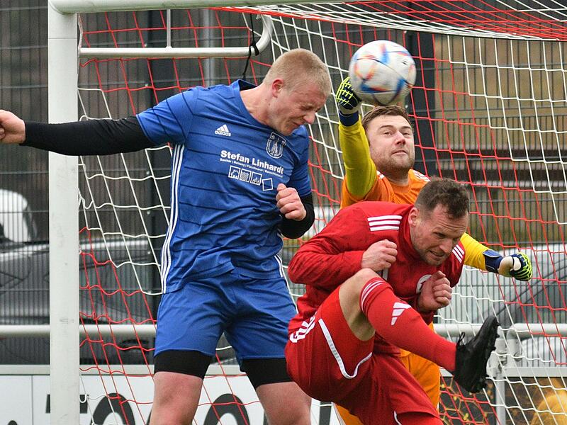 Der Waischenfelder Paul Grasser (links) kommt zum Kopfball, bevor der Lichtenfelser Schlussmann Till Wagner fausten kann. Vorne geht Lukas Engelmann sicherheitshalber in Deckung.
