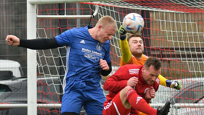 Der Waischenfelder Paul Grasser (links) kommt zum Kopfball, bevor der Lichtenfelser Schlussmann Till Wagner fausten kann. Vorne geht Lukas Engelmann sicherheitshalber in Deckung.