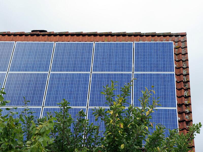 Solarstrom - Solar-Anlage auf einem Dach Solarstrom - Solar-Anlage auf einem Dach