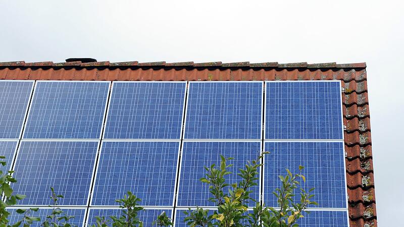 Solarstrom - Solar-Anlage auf einem Dach Solarstrom - Solar-Anlage auf einem Dach