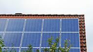 Solarstrom - Solar-Anlage auf einem Dach Solarstrom - Solar-Anlage auf einem Dach