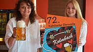 Studentin Sophia Recksik mit ihrem Sieger-Entwurf  (rechts) mit  Birgit Reichardt, Senior-Produkt-Managerin und Jurorin der Kulmbacher Brauerei.