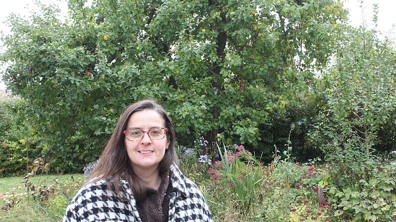 Eszter Manke-Lackner im Pfarrgarten in Ebern. Die Familie hat sich bewusst f&uuml;r den l&auml;ndlichen Raum entschieden.
