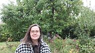 Eszter Manke-Lackner im Pfarrgarten in Ebern. Die Familie hat sich bewusst für den ländlichen Raum entschieden.