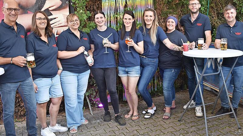 Das Team an der Bar und am Ausschank war bereit für die Gäste. Das Team an der Bar und am Ausschank war bereit für die Gäste.