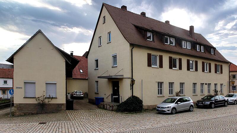 Dieses gemeindeeigene Gebäude am Marktplatz in Maßbach wird dem Erdboden gleich gemacht. Hier soll ein Haus mit einer Arztpraxis und neuen Wohnungen entstehen. Für die Gestaltung wird es einen Architektenwettbewerb geben. Dieses gemeindeeigene Gebäude am Marktplatz in Maßbach wird dem Erdboden gleich gemacht. Hier soll ein Haus mit einer Arztpraxis und neuen Wohnungen entstehen. Für die Gestaltung wird es einen Architektenwettbewerb geben.
