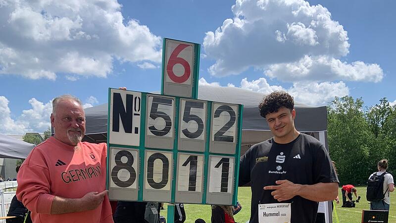 Merlin Hummel freut sich mit seinem Trainer Martin St&auml;ndner (links) &uuml;ber die neue pers&ouml;nliche Bestmarke von 80,11 Metern.