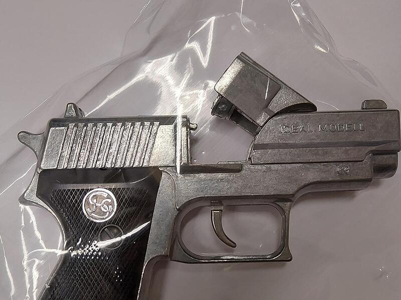 Ein Mann war im Zug zwischen Bamberg und Kulmbach mit einer echt aussehenden Spielzeugpistole unterwegs.