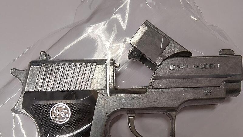 Ein Mann war im Zug zwischen Bamberg und Kulmbach mit einer echt aussehenden Spielzeugpistole unterwegs.