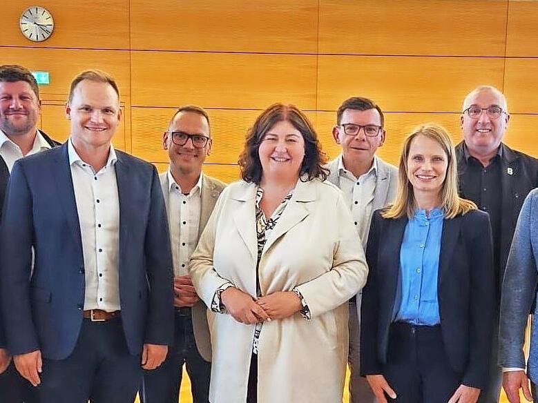 Von links: Matthias Hauke (B&uuml;rgermeister Markt Zeitlofs), Alexander Schneider (B&uuml;rgermeister Markt Geroda), Nico Rogge (B&uuml;rgermeister Gemeinde Oerlenbach), Mario G&ouml;tz (Landrat LK Bad Kissingen), Katja Habersack (B&uuml;rgermeisterin Gemeinde Motten), A...