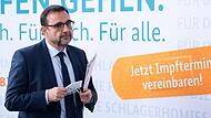Bayerns Gesundheitsminister Klaus Holetschek (CSU) sieht dringenden Nachbesserungsbedarf bei der Impfpflicht im Pflege- und Gesundheitsbereich.