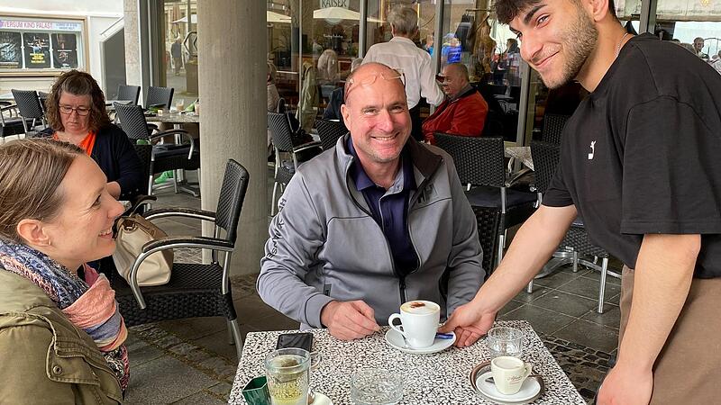 Die P&auml;dagogen Christina Francz und Andr&eacute; Prechtl besuchen Jan bei seiner Praktikumsstelle.