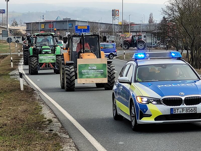 Der Bauern-Protest hält an. Die Sternfahrt durch den Landkreis Kulmbach (Bild) hat die Polizei begleitet. Jetzt hat sie  eine Fahrzeugkolonne auf der A9 gestoppt