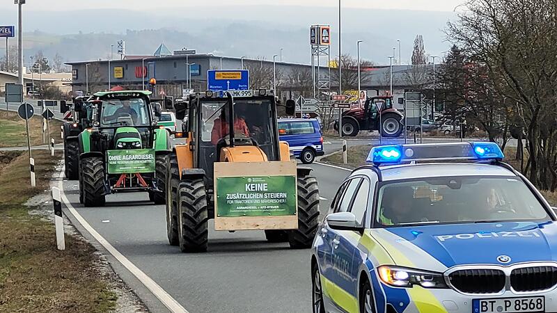 Bauernproteste am 8. Januar 2024 Der Bauern-Protest hält an. Die Sternfahrt durch den Landkreis Kulmbach (Bild) hat die Polizei begleitet. Jetzt hat sie eine Fahrzeugkolonne auf der A9 gestoppt