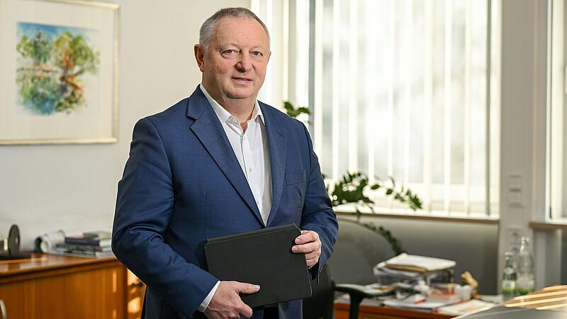 Bad Kissingens Landrat Thomas Bold in seinem B&uuml;ro. Tritt er 2026 noch einmal zur Kommunalwahl an?