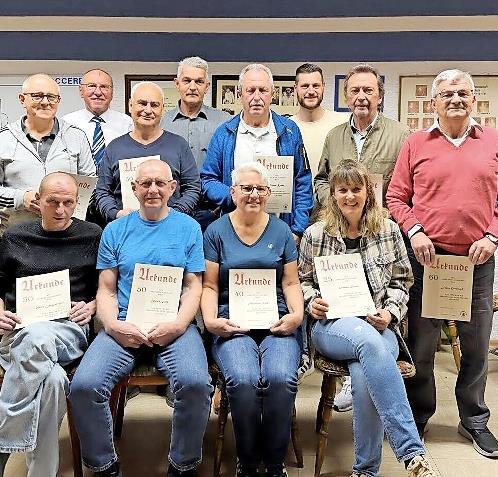Hinterste Reihe von links: 1. Vorsitzender Gerhard Wagner, 2. Vorsitzender G&uuml;nther S&ouml;rgel und 3. Vorsitzender Enrico Fagone mit den geehrten Mitgliedern
