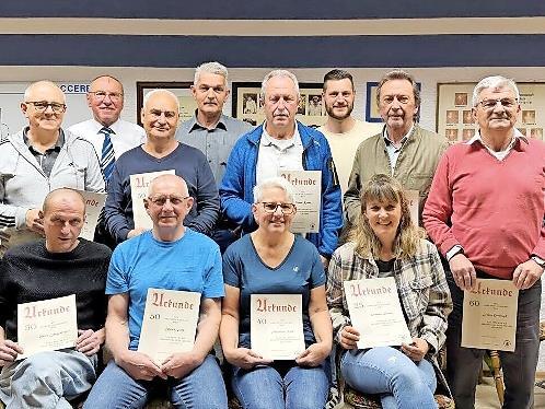 Hinterste Reihe von links: 1. Vorsitzender Gerhard Wagner, 2. Vorsitzender G&uuml;nther S&ouml;rgel und 3. Vorsitzender Enrico Fagone mit den geehrten Mitgliedern