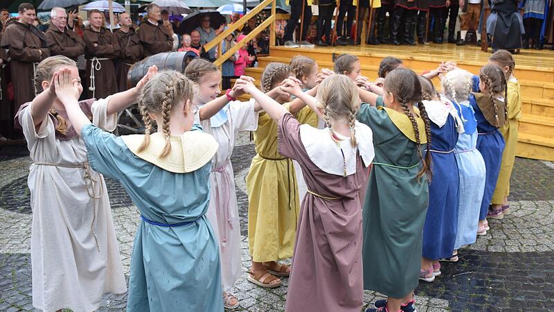 Die Kinder des Ortes tanzen für die Hohen Herren.