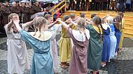 Die Kinder des Ortes tanzen für die Hohen Herren.