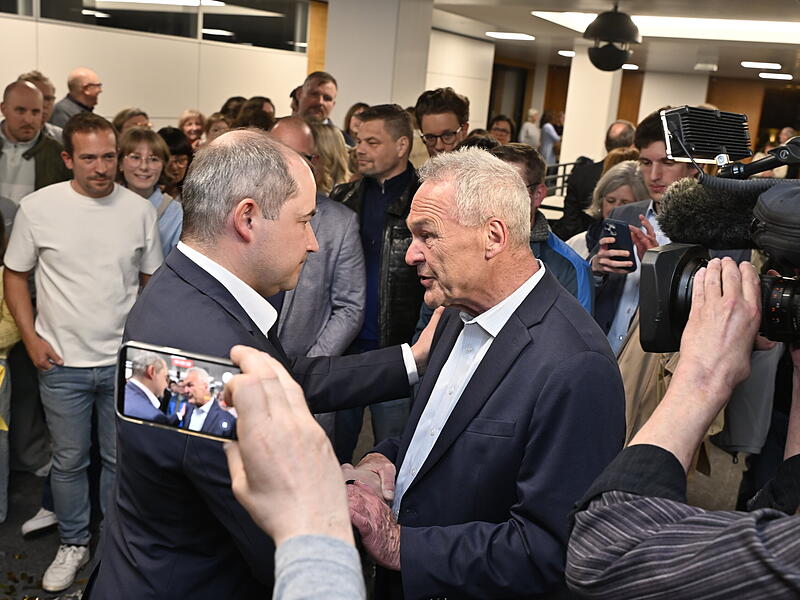 Frank Rebhan (rechts) gratuliert Dominik Heike zum Wahlsieg.