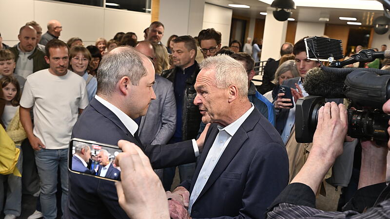Frank Rebhan (rechts) gratuliert Dominik Heike zum Wahlsieg.